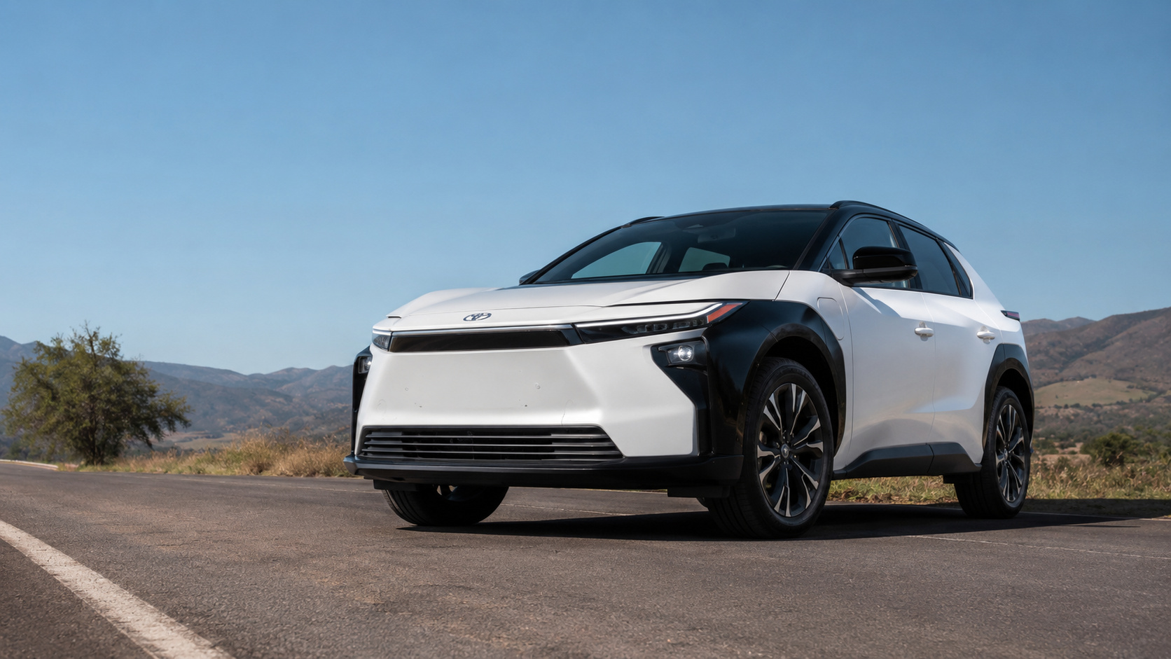 Toyota bZ4X branco parado em estrada aberta, representando o primeiro carro elétrico da marca lançado no Brasil