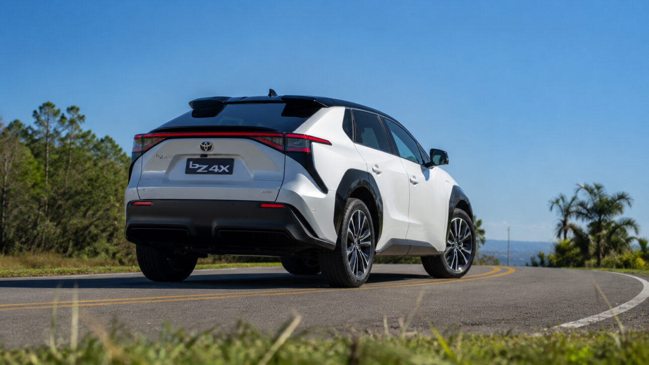 Toyota bZ4X em perspectiva traseira: o primeiro carro 100% elétrico da marca no Brasil tem 343 cv e autonomia de 361 km.