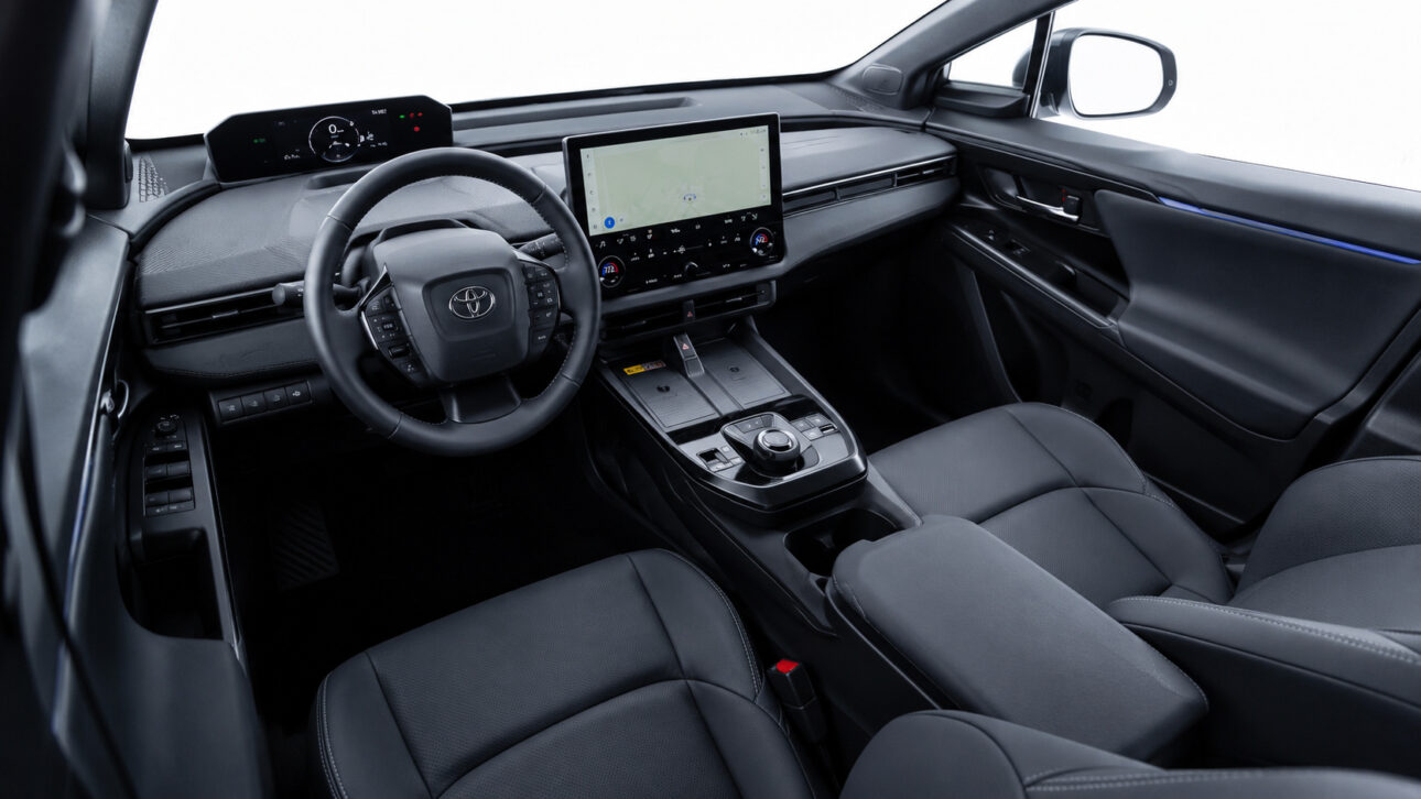 Cabine do Toyota bZ4X reúne painel digital, central multimídia de 14 polegadas, comandos no volante e acabamento moderno.