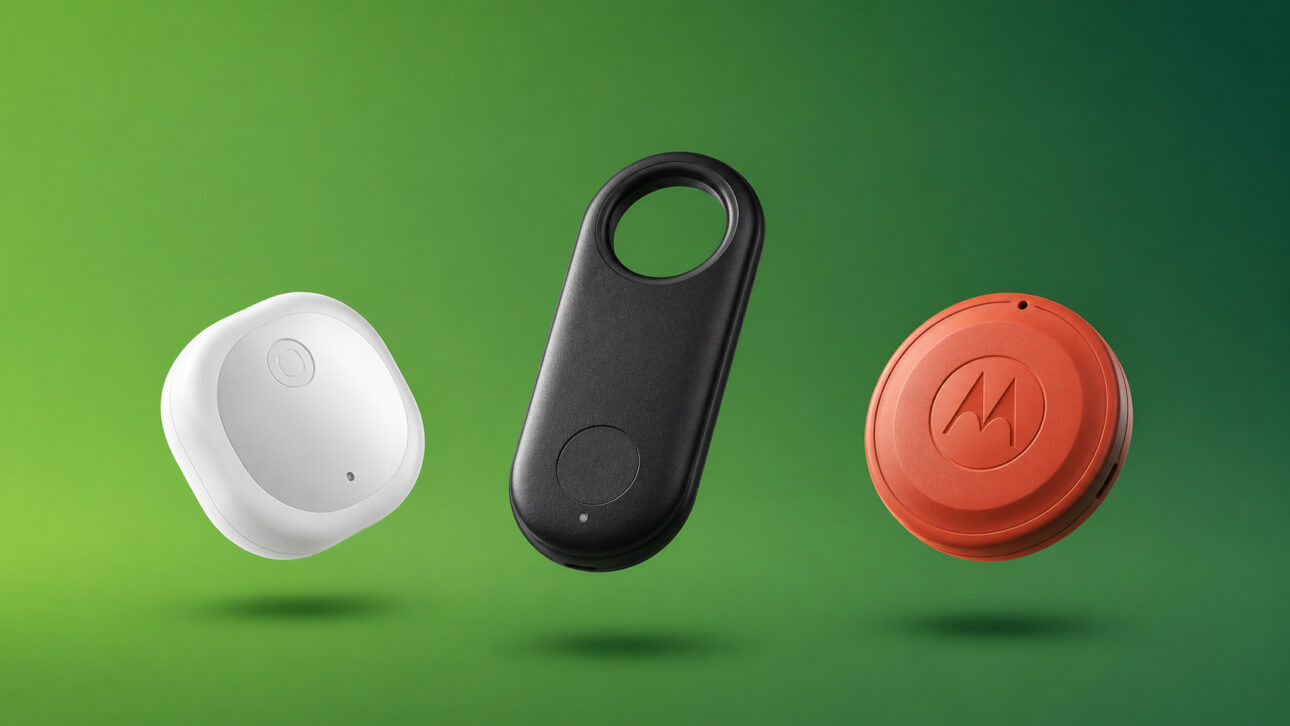 Três tags de rastreamento nas cores branca, preta e laranja sobre fundo verde, representando dispositivos usados em monitoramento de localização.