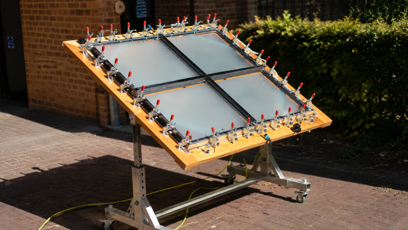 Reator fotocatalítico de grande escala desenvolvido por pesquisadores da Universidade de Cambridge utiliza energia solar para converter resíduos plásticos em hidrogênio limpo e produtos químicos de valor industrial.
