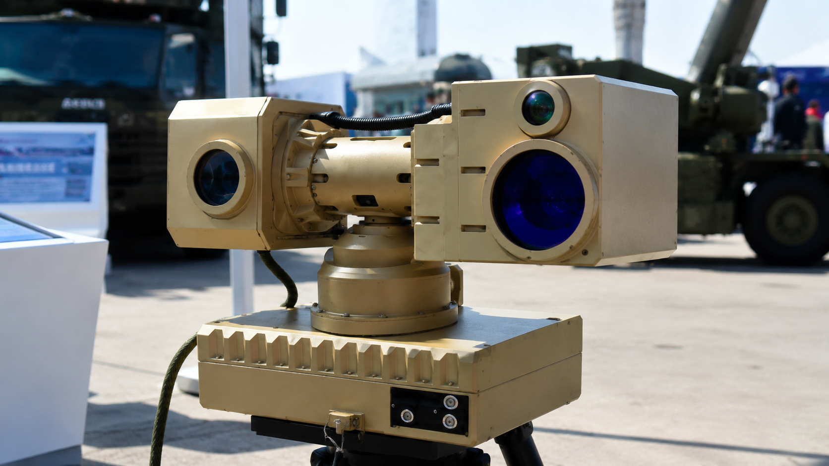 Sistema portátil de arma laser chinesa para combate a drones exibido em área externa de demonstração militar durante evento de defesa e tecnologia.