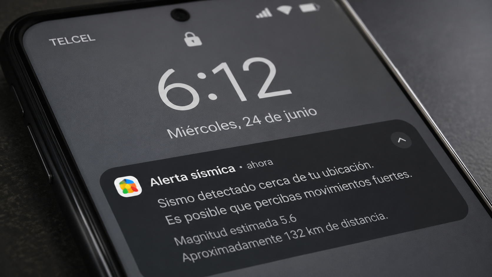 Celular Android exibindo alerta sísmico na tela de bloqueio, com aviso de tremor próximo e estimativa de magnitude, ilustrando o sistema de alertas de terremoto usado antes dos abalos na Venezuela.