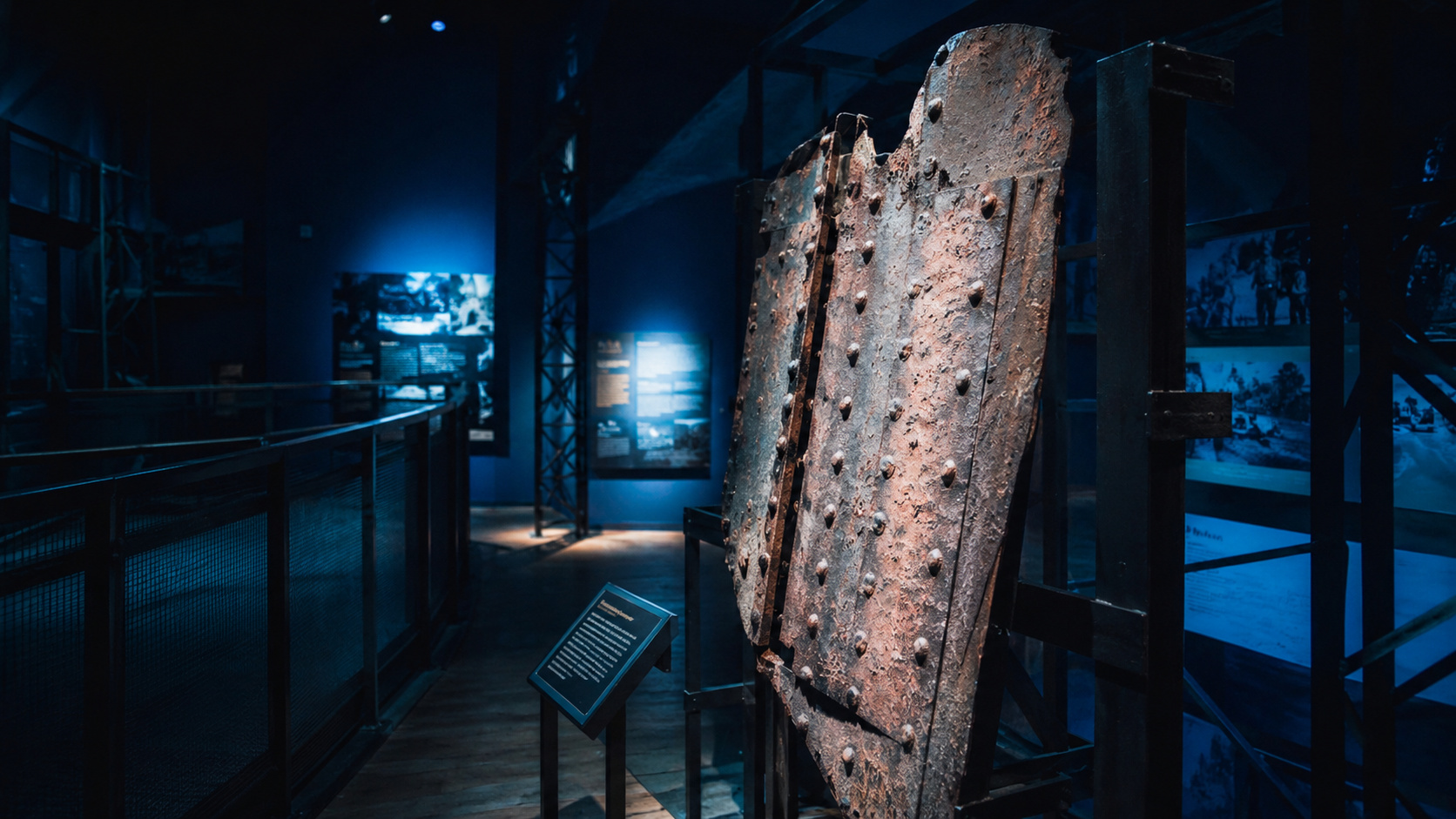Fragmento metálico corroído do Titanic exposto em museu durante disputa sobre leilão de artefatos do naufrágio