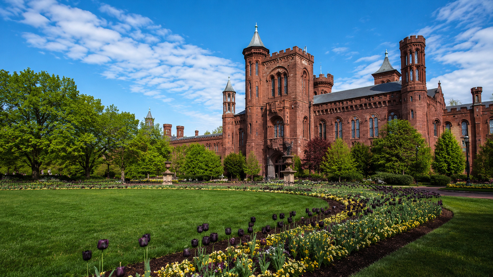 Prédio histórico da Smithsonian Institution em Washington com jardim florido, relacionado ao debate sobre o Museu da História das Mulheres nos Estados Unidos.