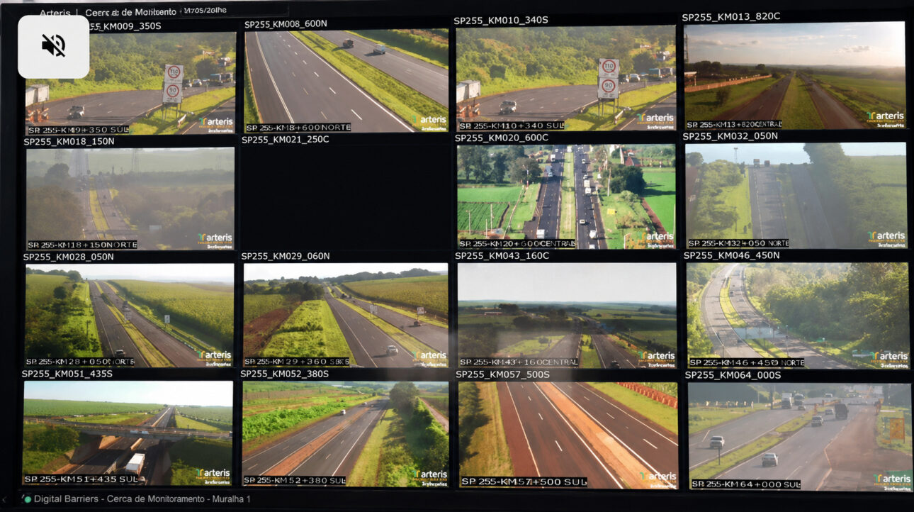 Panel de monitoreo muestra imágenes de varias carreteras monitoreadas por cámaras de fiscalización inteligente.