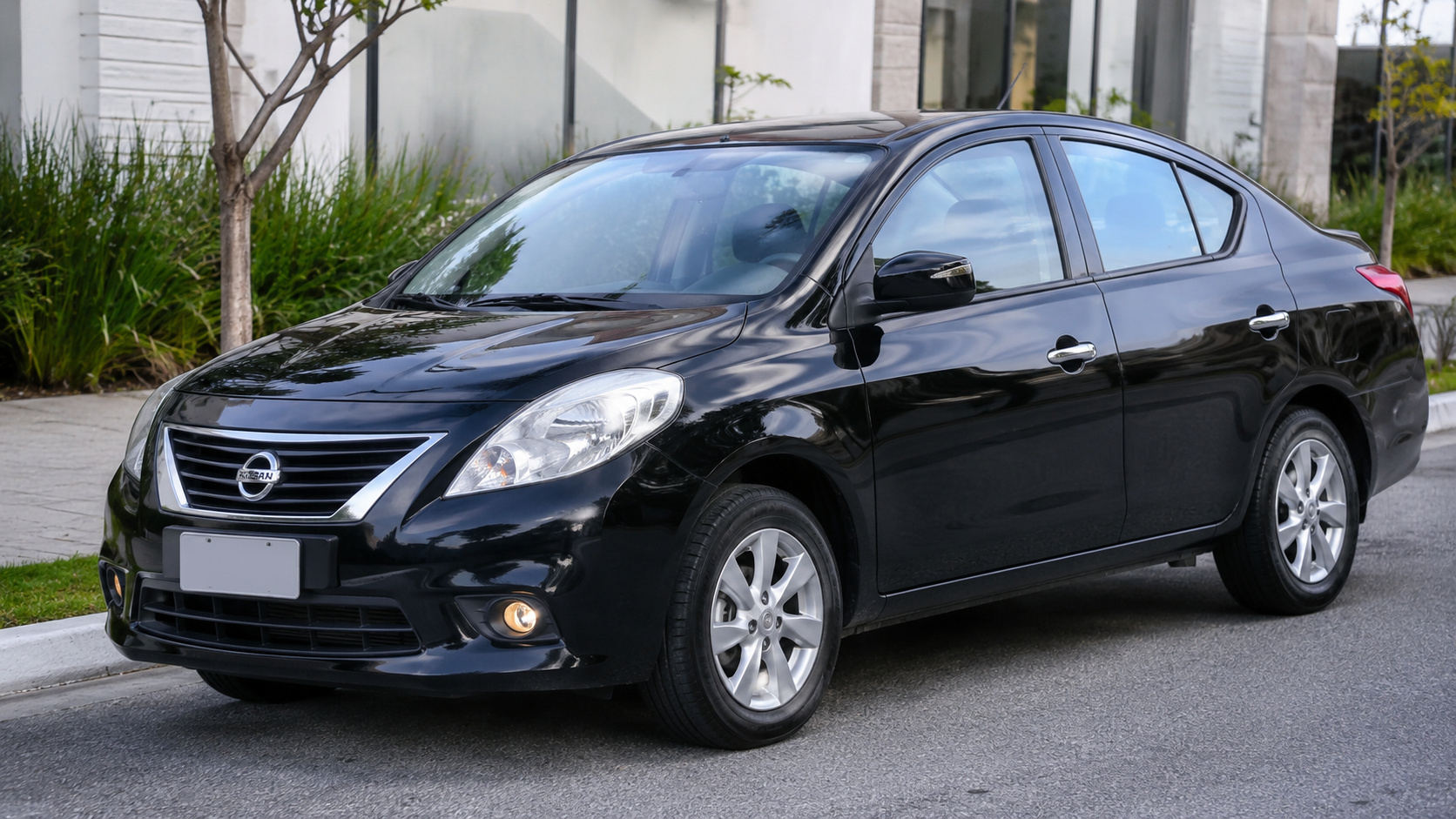 Nissan Versa usado em destaque com carro sedã japonês preto representando modelo abaixo de R$ 50 mil com espaço interno amplo e conforto