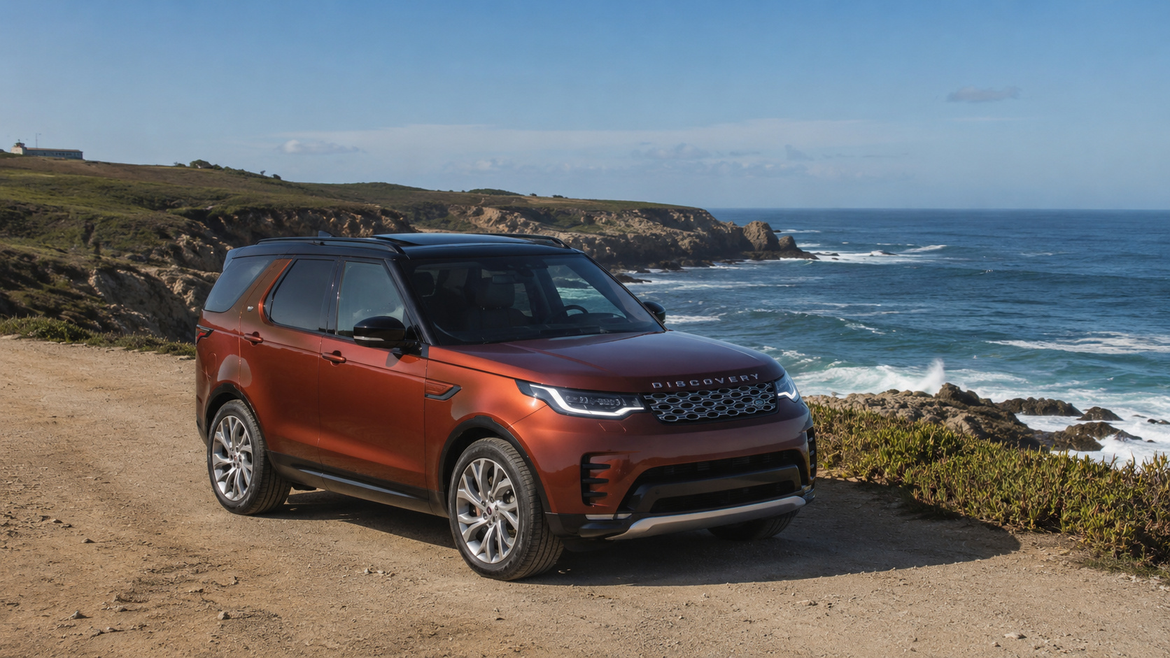 SUV da Land Rover semelhante ao Discovery estacionado em estrada costeira, usado como imagem ilustrativa de matéria sobre recall por falha no airbag