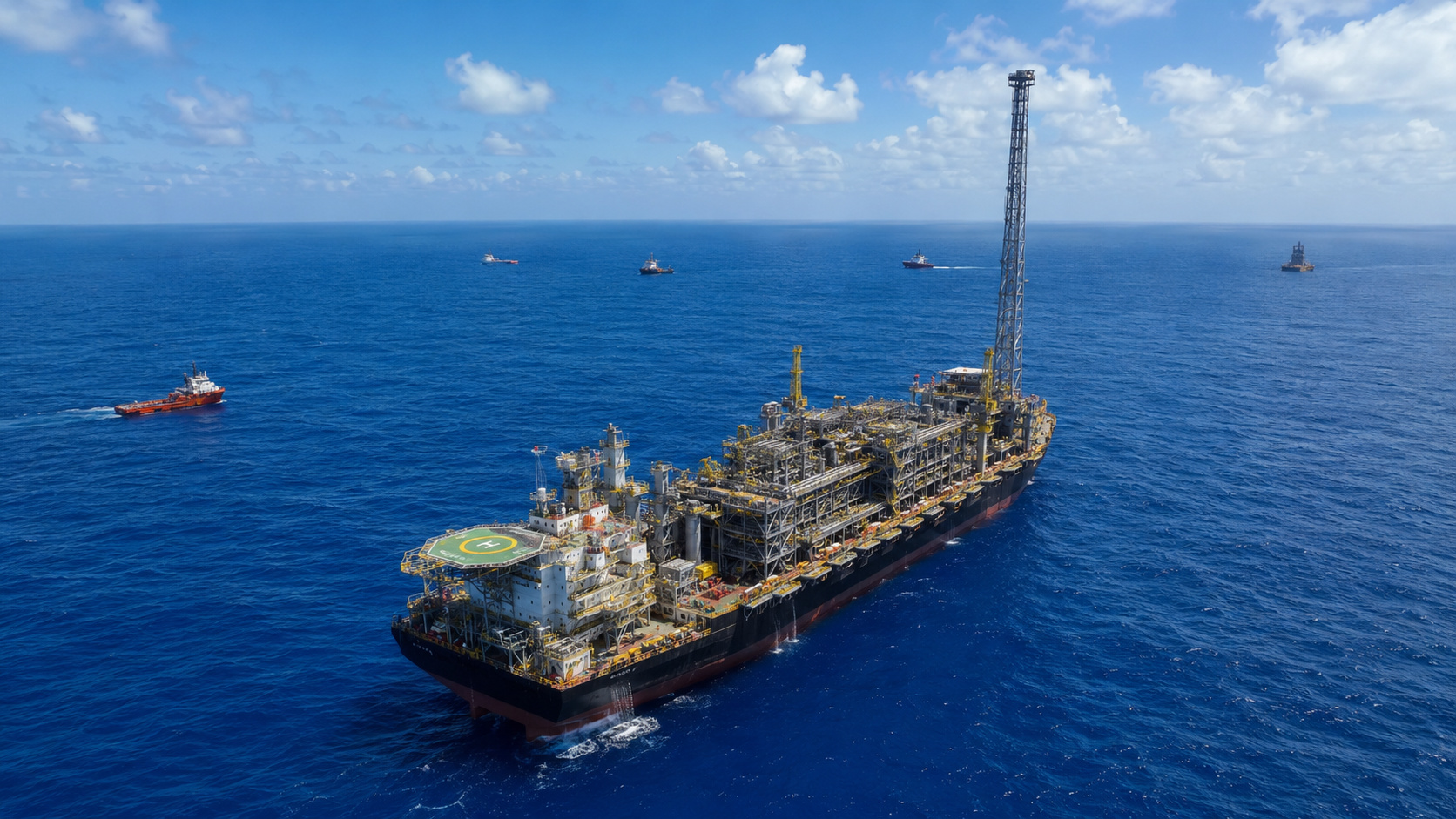 Plataforma de petróleo em operação no mar aberto, representando o avanço da produção no campo de Búzios, no pré-sal da Bacia de Santos.