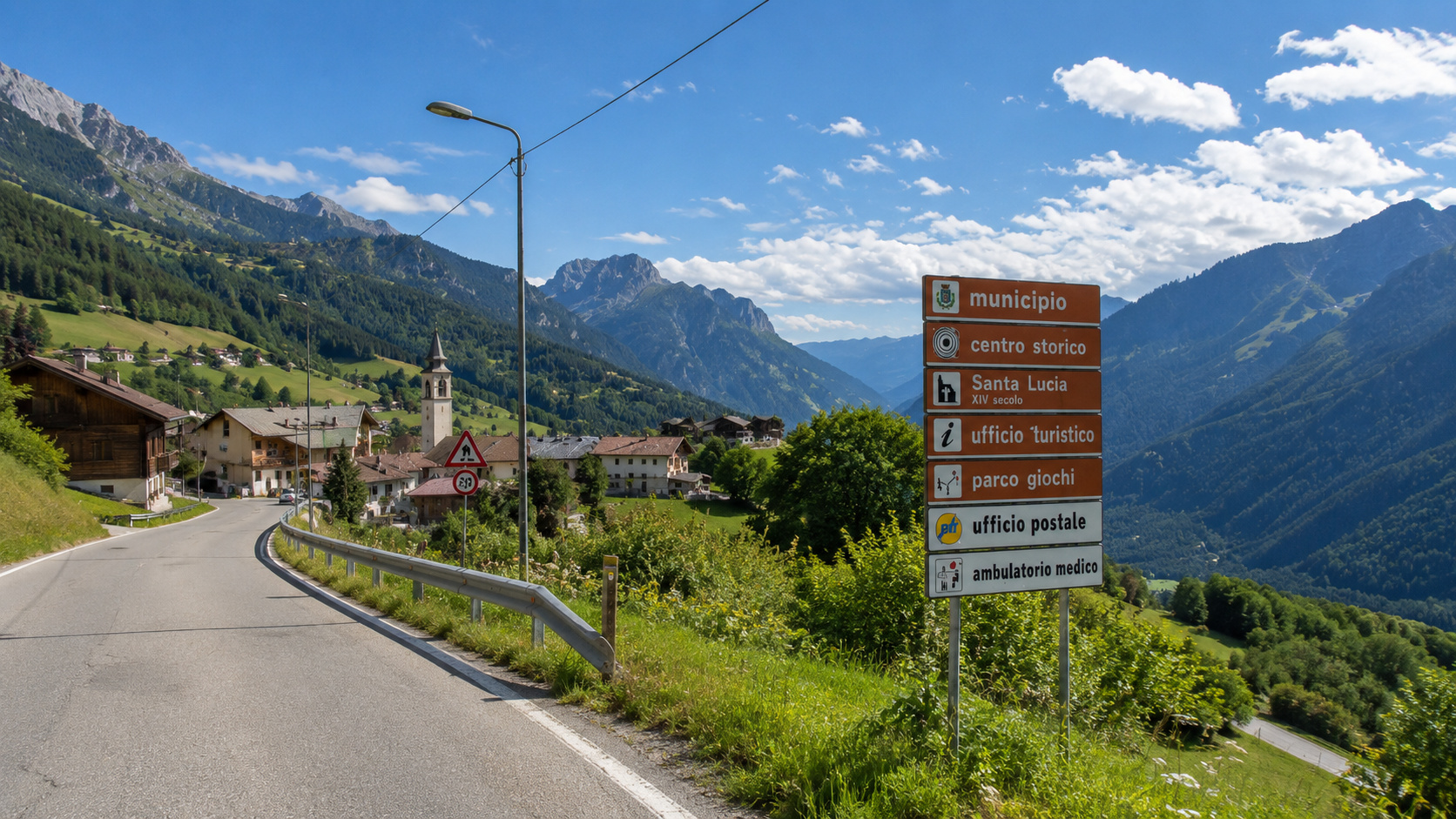 Vista panorâmica de uma estrada em vilarejo alpino nas Dolomitas italianas, com montanhas ao fundo, placas de sinalização turística e cenário que remete ao município de Colle Santa Lucia, citado em debate sobre arrecadação com radares de velocidade.