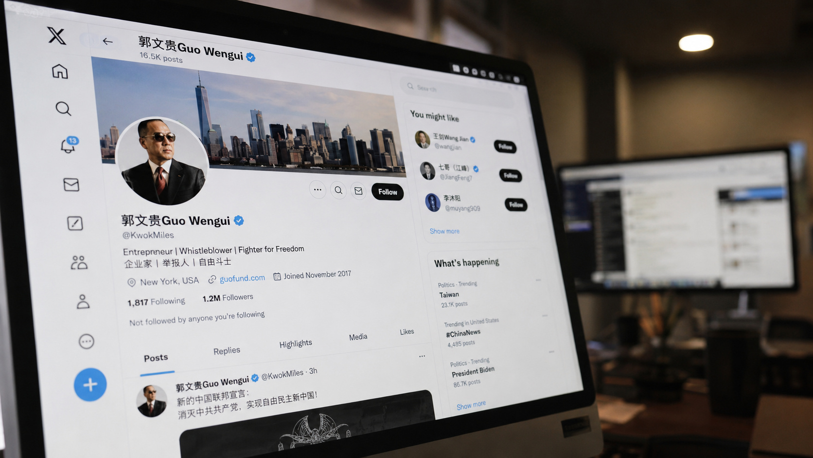 Perfil de Guo Wengui exibido em monitor, em referência ao bilionário chinês condenado por fraude nos Estados Unidos.