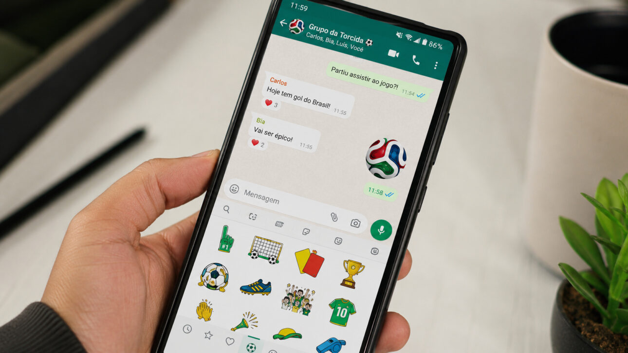 Montaje mostrando recursos de WhatsApp para la Copa del Mundo de 2026, incluyendo stickers temáticos de fútbol, reacción con el balón oficial del torneo e interfaz de conversación con emojis y mensajes relacionados a los juegos.