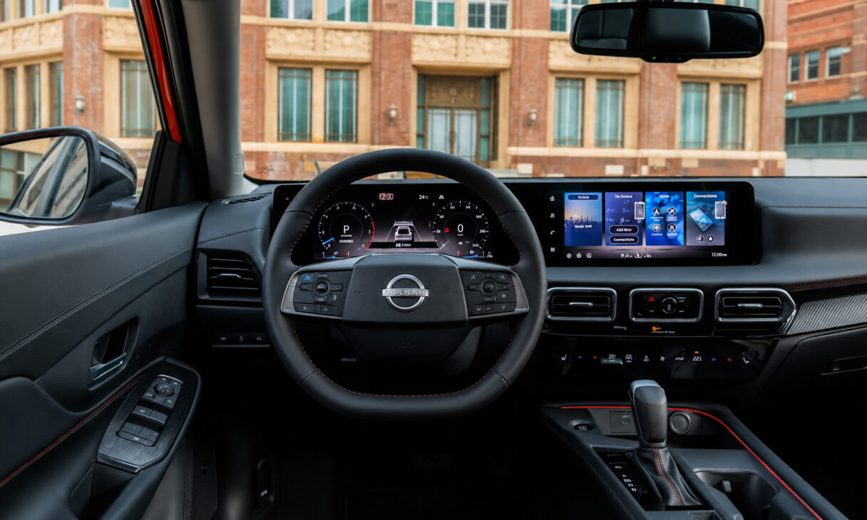 Cabine do Nissan Sentra 2026 com painel digital, volante multifuncional, central multimídia integrada e acabamento moderno, destacando os recursos tecnológicos e o conforto interno do sedã.