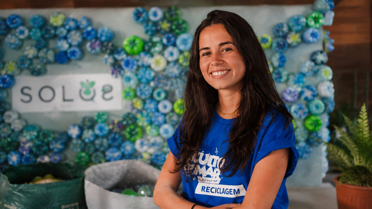 Saville Alves, fundadora da Solos e empreendedora social, posa em ambiente ligado à reciclagem e à economia circular, destacando iniciativas de sustentabilidade e geração de renda para catadores.