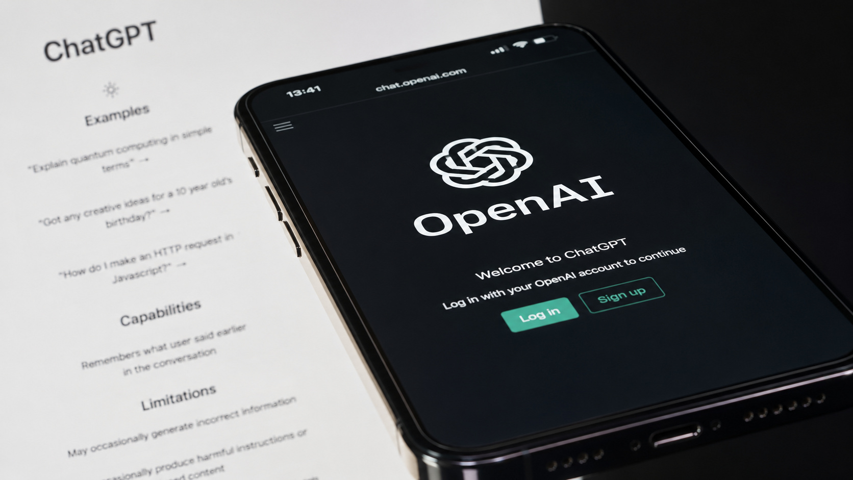 Smartphone exibindo a marca OpenAI e a interface do ChatGPT em destaque, representando o pedido de IPO da empresa e a expansão do mercado de inteligência artificial.