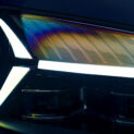 Detalhe do conjunto óptico dianteiro do novo Hyundai nacional, com assinatura luminosa em LED, tecnologia Seamless Lighting e design futurista revelado em teaser da montadora.
