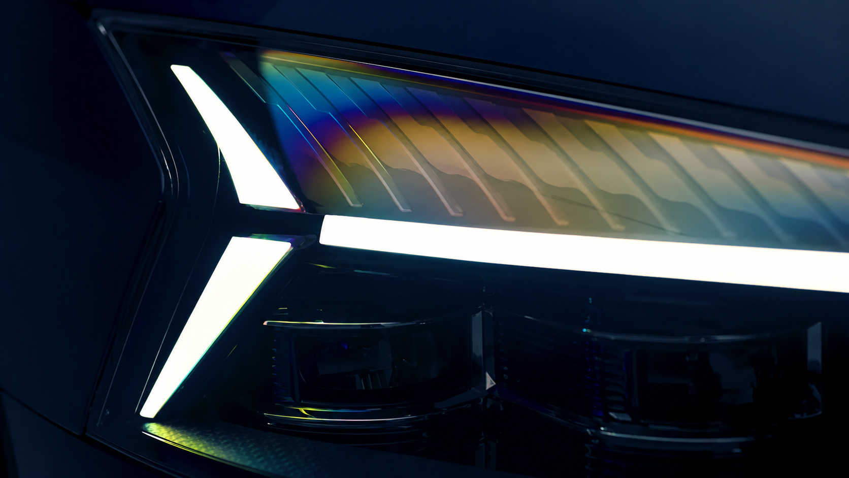 Detalhe do conjunto óptico dianteiro do novo Hyundai nacional, com assinatura luminosa em LED, tecnologia Seamless Lighting e design futurista revelado em teaser da montadora.