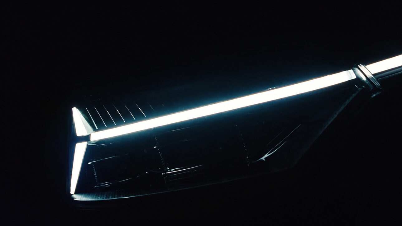 Detalhe do conjunto óptico dianteiro do novo Hyundai brasileiro com barra luminosa contínua em LED, tecnologia Seamless Lighting e visual futurista apresentado em teaser oficial da marca.