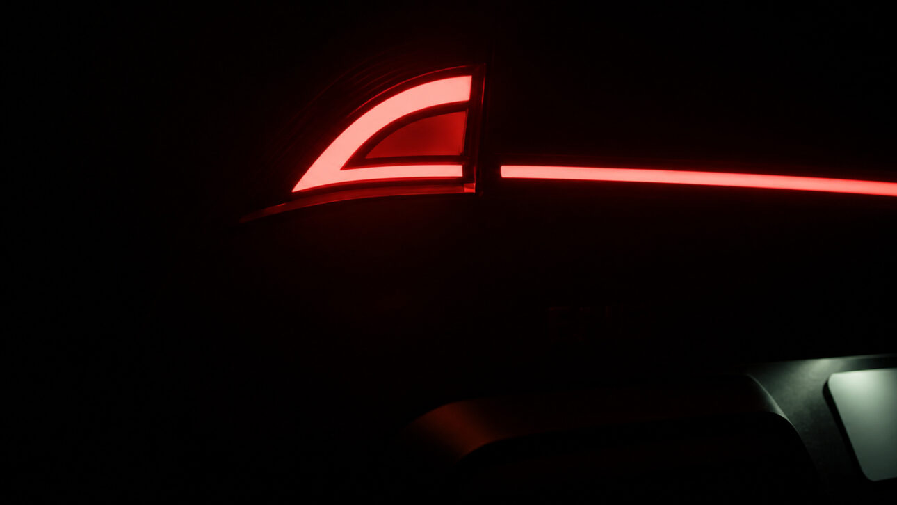 Detalhe da traseira do novo Hyundai brasileiro mostrando lanterna em LED conectada por barra luminosa horizontal, elemento revelado pela primeira vez em teaser oficial da montadora.
