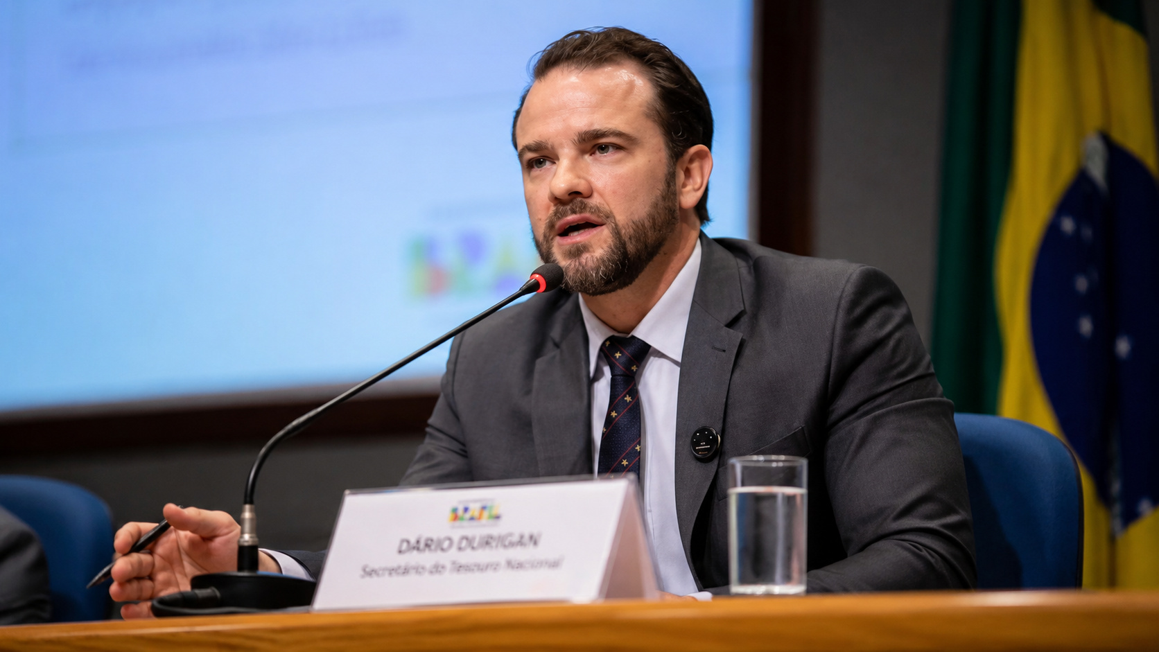 Dario Durigan em reunião oficial, falando ao microfone sobre pautas-bomba, reforma tributária, IVA nacional e impactos fiscais.