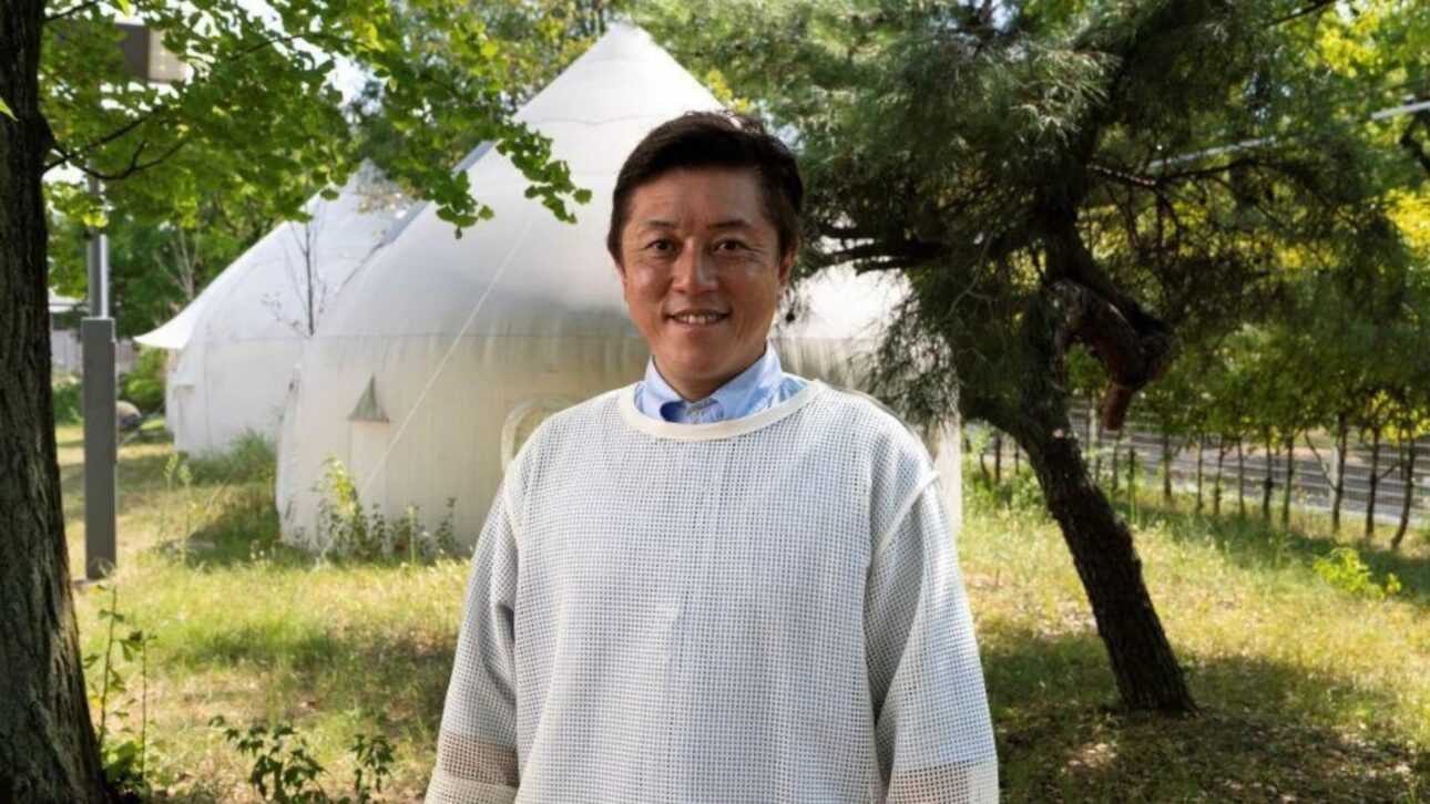 O professor Kitagawa está em frente a duas casas pré-fabricadas no campus do Instituto de Tecnologia de Nagoya.