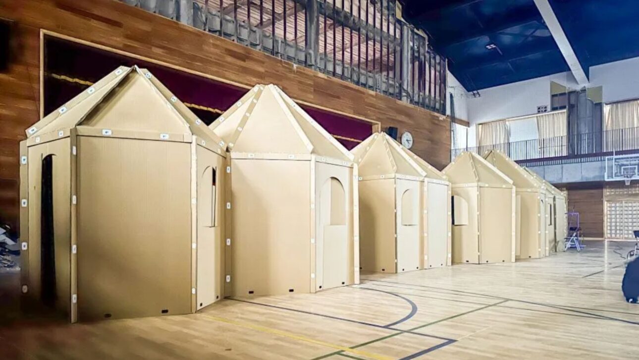 Imediatamente após o terremoto de Noto em 2024, Kitagawa instalou 10 casas instantâneas internas em um abrigo de evacuação montado no ginásio da Escola Secundária Wajima. As casas podem ser conectadas de acordo com as necessidades dos ocupantes. (Imagem cedida por Kitagawa Keisuke)