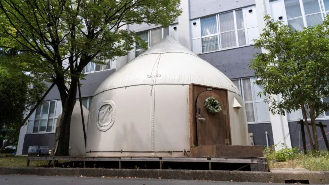 É possível instalar janelas e portas em uma Casa Instantânea, desde que certas condições sejam atendidas. A altura da casa é de aproximadamente 4,3 metros. Ela tem uma vida útil de cerca de 10 anos e é leve o suficiente para ser carregada por cinco ou seis adultos.