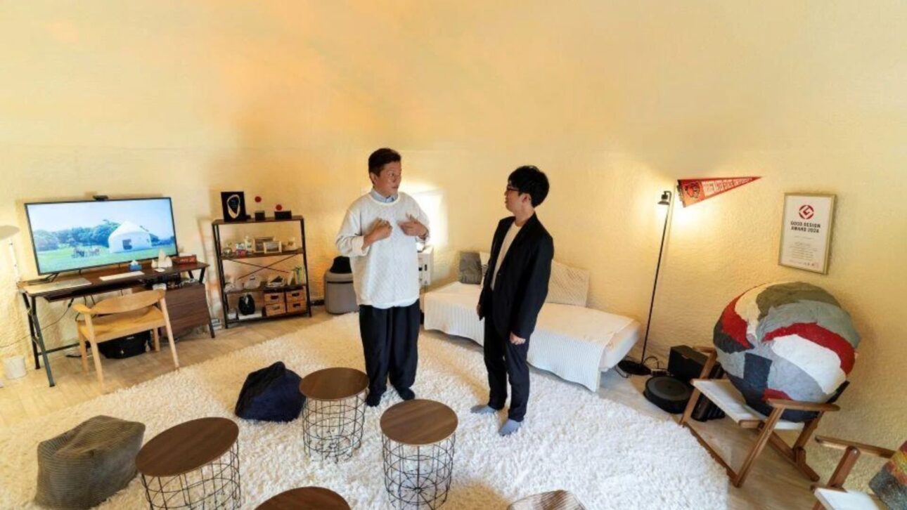 O presidente da LIFULL ArchiTech Co., Ltd., KITAGAWA Keisuke (à esquerda), e o diretor de operações, YAMANAKA Tsukasa (à direita), posam dentro de uma Casa Instantânea. A estrutura pré-esforçada é erguida inflando-se uma membrana com um soprador para criar tensão e, em seguida, pulverizando-se material isolante pelo interior. Patentes PCT japonesas e internacionais já foram obtidas para o projeto.