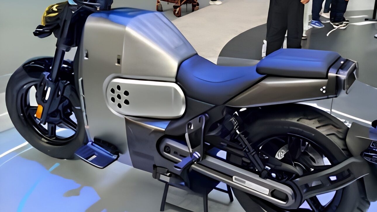 Chery presents the e-Vo REEV, an electric motorcycle with a gasoline generator that recharges the battery on the move