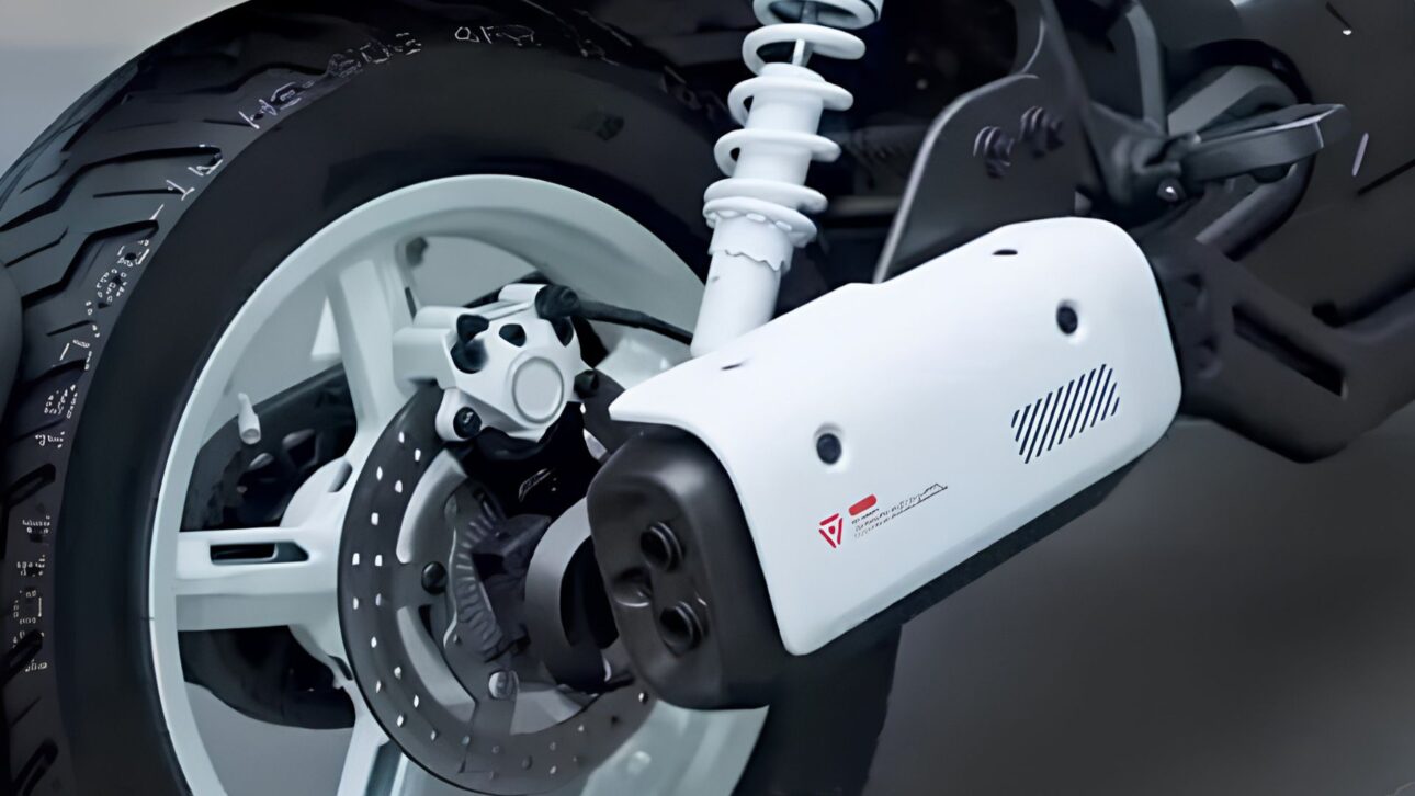 Chery presents the e-Vo REEV, an electric motorcycle with a gasoline generator that recharges the battery while moving
