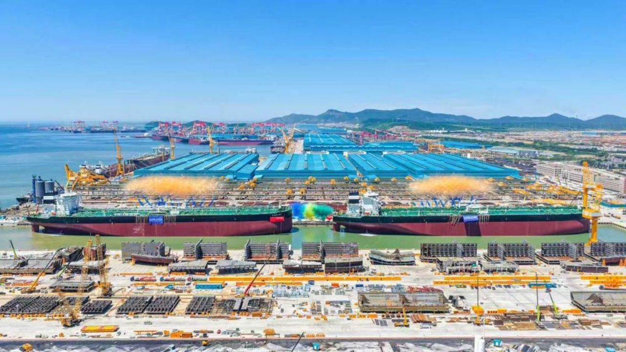 Supertanker ships from Dalian reinforce shipbuilding and green maritime transport with early delivery.