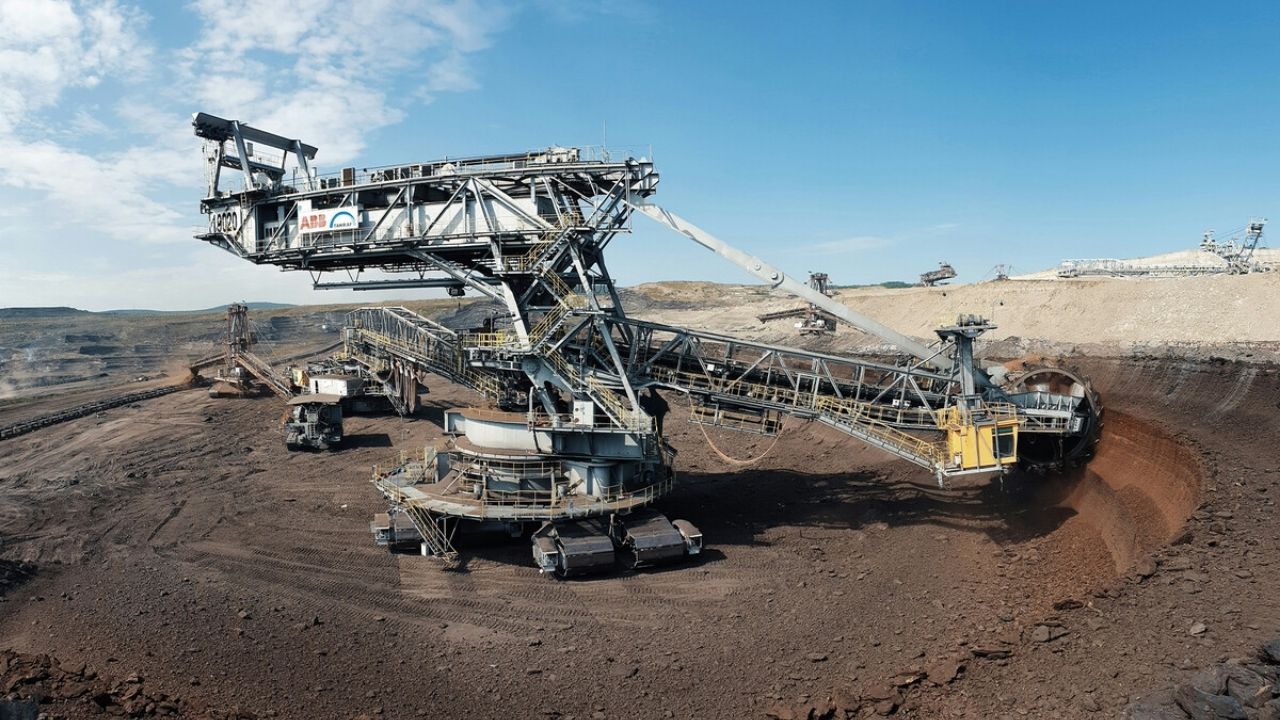 China suga a sucata de tungstênio dos EUA e dispara o preço em 500%. Entenda a disputa por minerais estratégicos, a dependência da China e a crise dos metais para defesa.