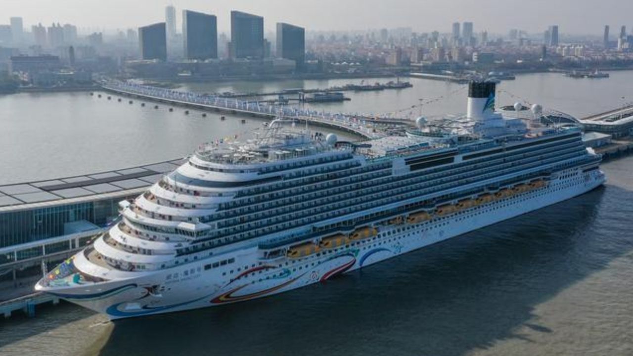 China estreia cruzeiro sem destino com navio gigante feito no país, parte de Xangai por 3 dias sem paradas e transforma o próprio barco em atração, num novo jeito de viajar sem correr