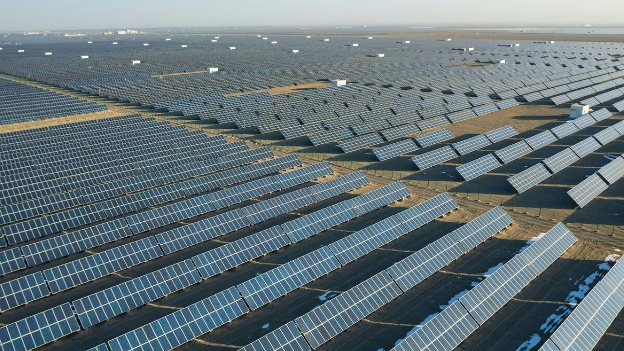 China fabricou tantos painéis solares que o mundo não consegue absorver e agora vê a própria indústria entrar em colapso 1.000 GW de capacidade, mais de 40 empresas quebradas