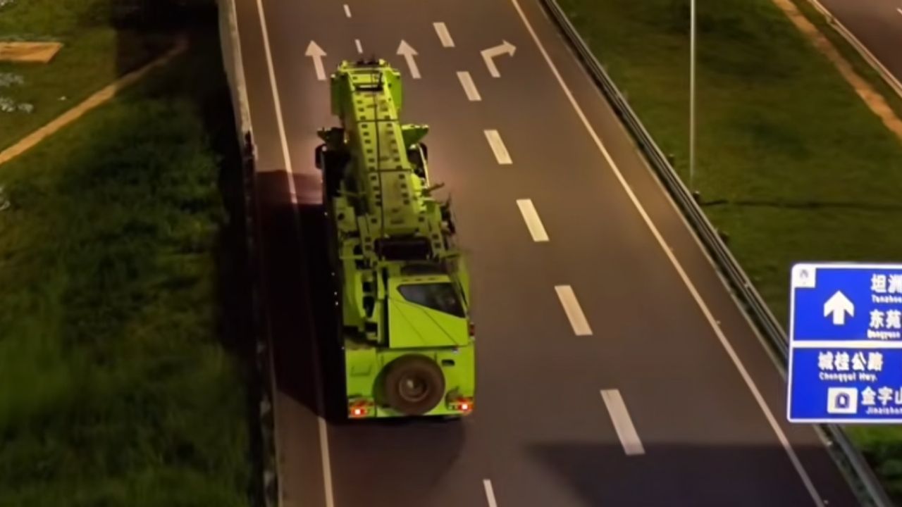 China instala puente en 24 horas con grúas Zoomlion, vigas de 125 toneladas y convoy nocturno en operación sobre río.