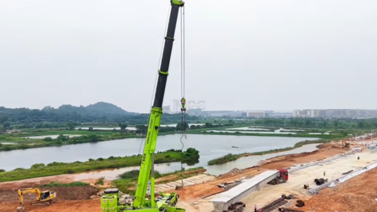 China instala puente en 24 horas con grúas Zoomlion, vigas de 125 toneladas y convoy nocturno en operación sobre río.