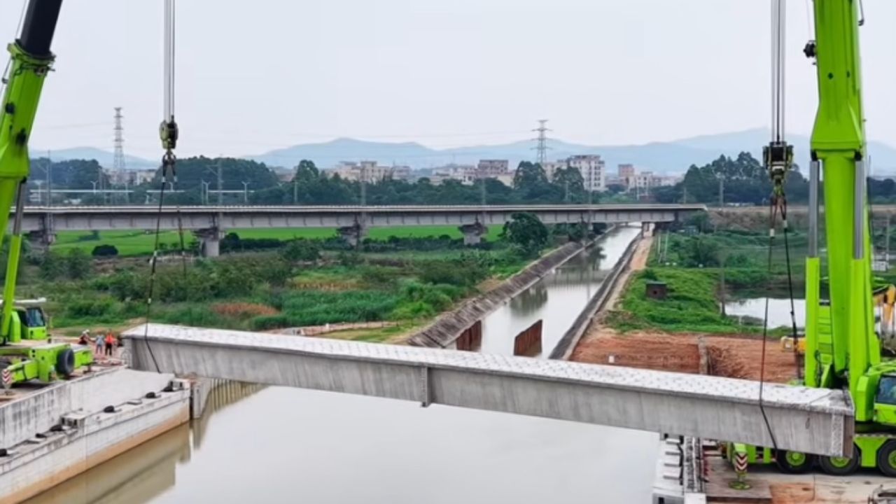 China instala puente en 24 horas con grúas Zoomlion, vigas de 125 toneladas y convoy nocturno en operación sobre río.