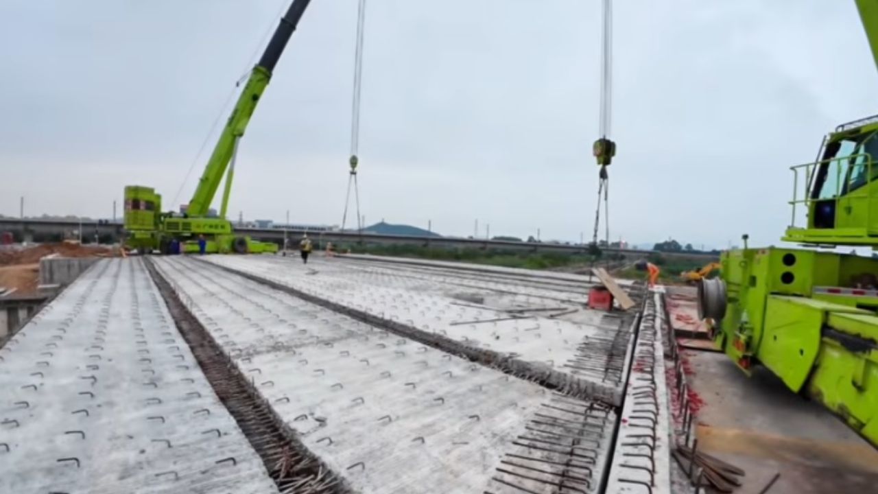 China instala puente en 24 horas con grúas Zoomlion, vigas de 125 toneladas y convoy nocturno en operación sobre río.