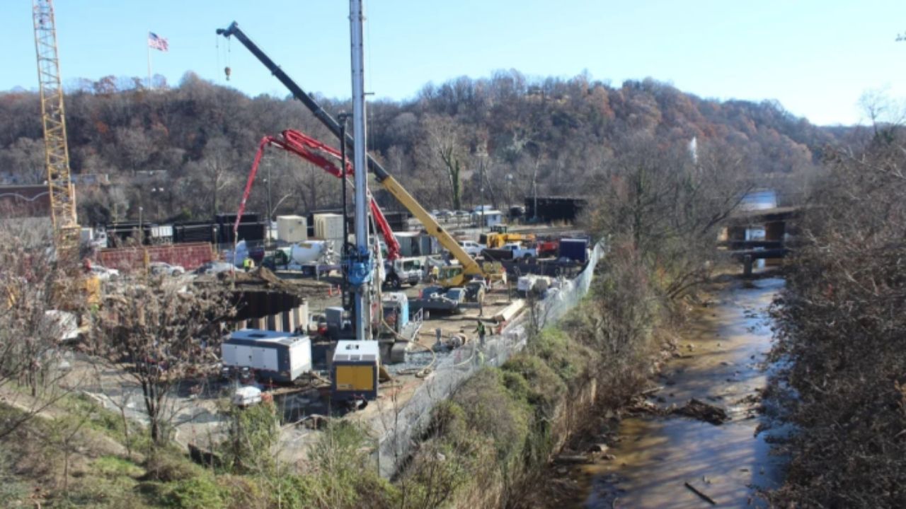 Lynchburg escava un túnel gigante de alcantarillado bajo el Blackwater Creek; la obra guarda 17,8 millones de litros y reduce 98% de los desbordamientos hasta 2027.