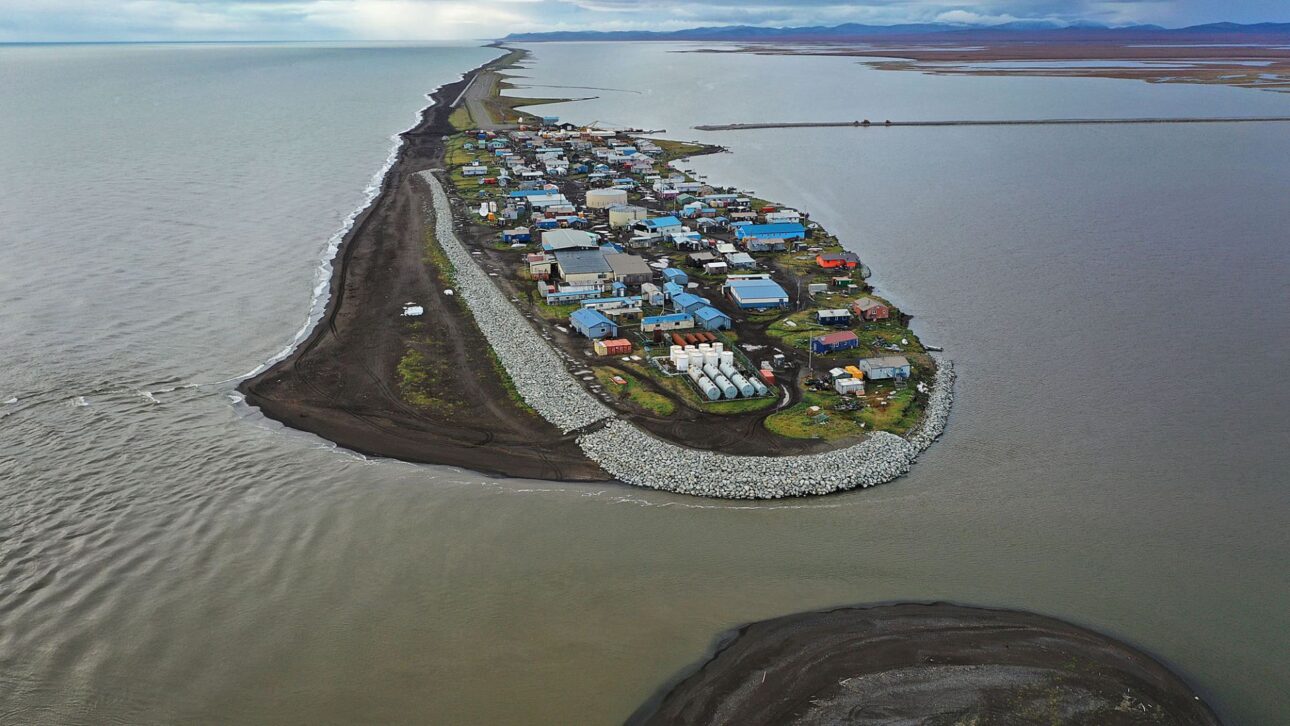 The Inuit village of Kivalina, Alaska, is being swallowed by the sea with the retreat of Arctic ice. The mega relocation project could cost up to US$ 400 million without defined funding.
