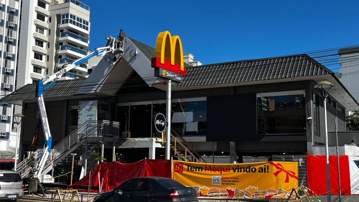 Nova unidade do McDonald’s em Blumenau durante fase final de construção, com arquitetura inspirada na tradição germânica que caracteriza a identidade cultural da cidade catarinense.