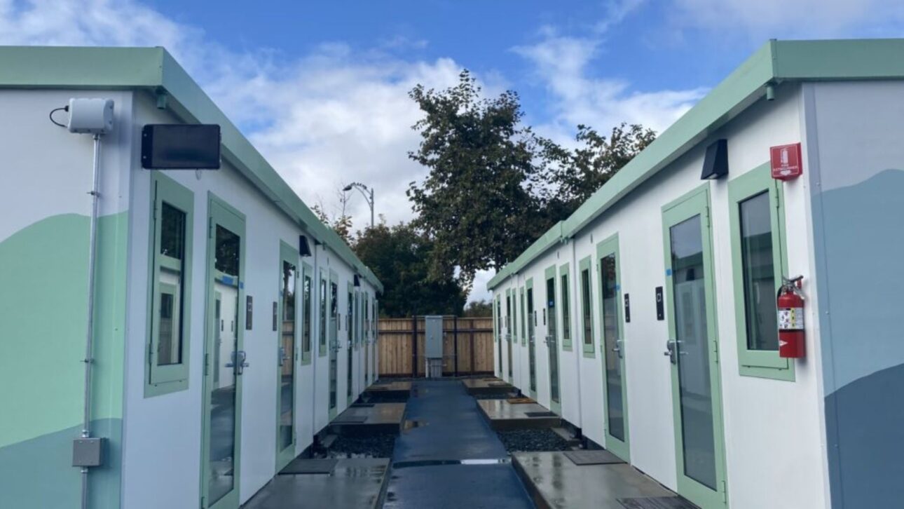 A vila de casas minúsculas da Cherry Avenue, em San Jose, tem espaço para 136 pessoas em situação de rua. Possui lavanderia central, banheiros privativos e uma área de piquenique ao ar livre. Foto de Joyce Chu.