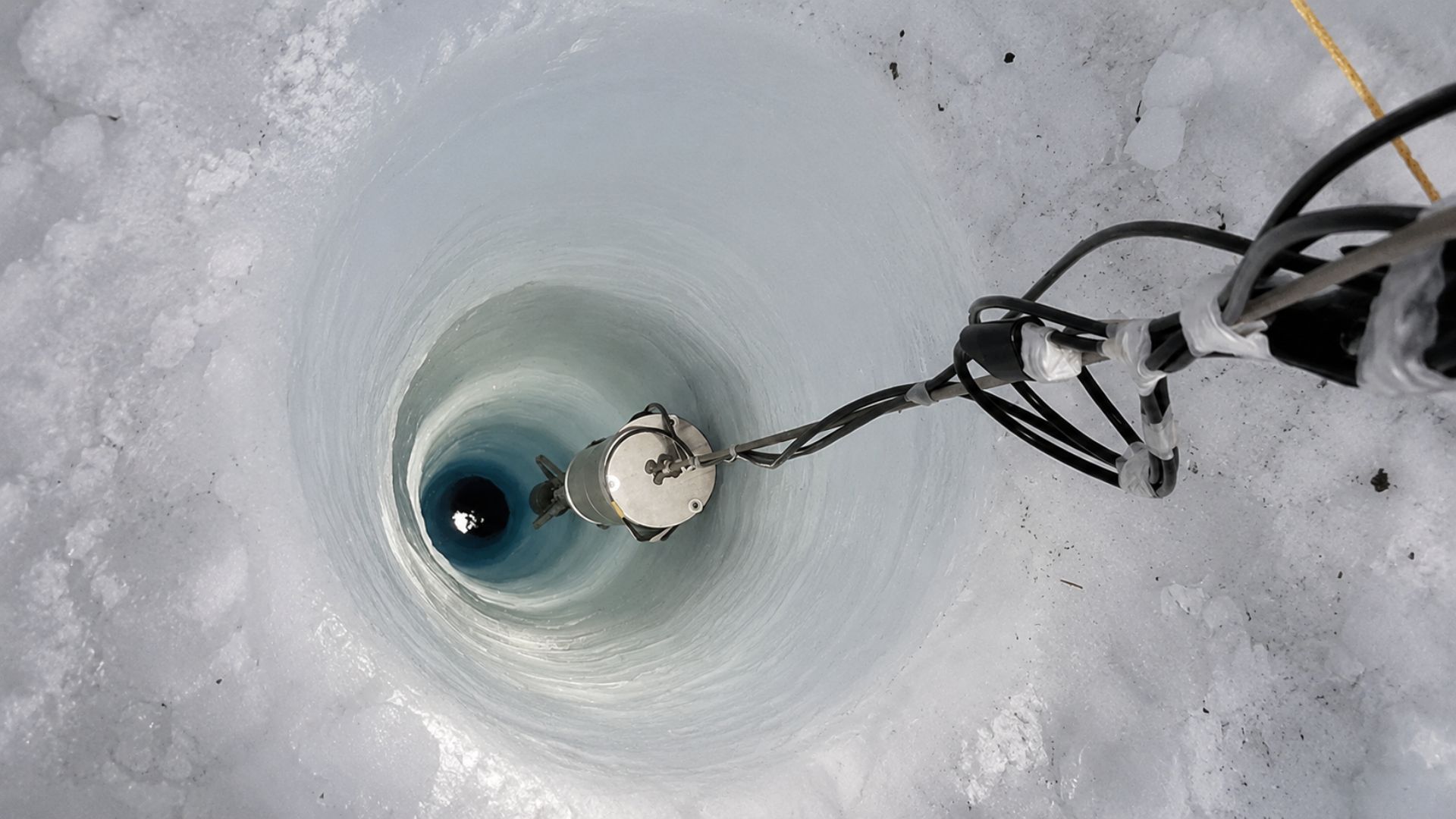 O USGS enterrou na Antártida os sismômetros mais profundos já feitos, a 2,4 km sob o gelo, usando o IceCube para monitorar terremotos no planeta.