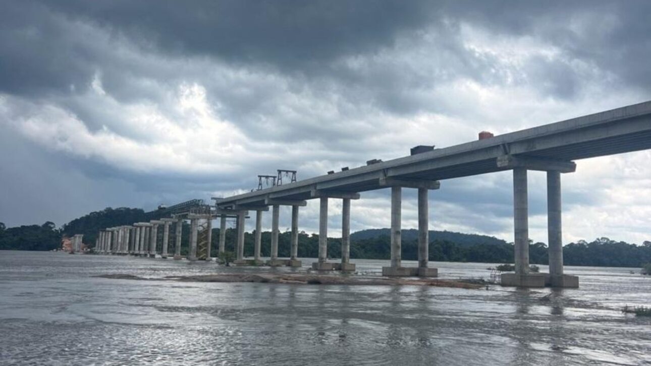 El puente más grande de Mato Grosso, con 1.410 metros sobre el Río Juruena, ya ha alcanzado el 66% de las obras y va a cambiar la balsa de una hora por una travesía de menos de un minuto.