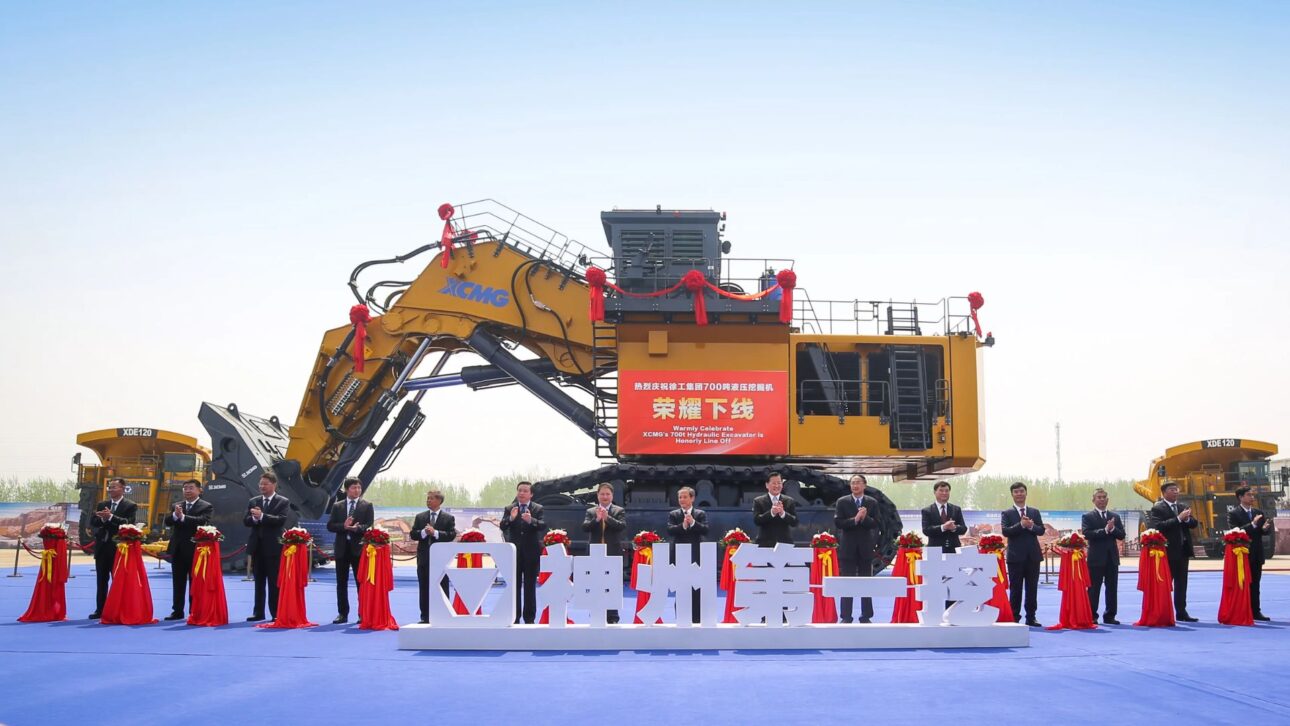 A escavadeira XCMG XE7000, com 23,5 metros e 700 toneladas, é a maior fabricada na China e colocou o país no grupo de nações que produzem gigantes da mineração.