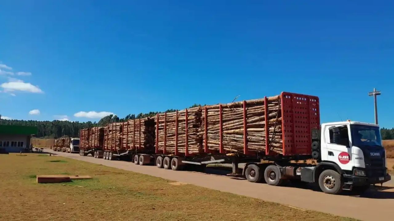 Manos Megatrem with Kennedy Trailers carries 240 tons and changes forest transport in Brazil.