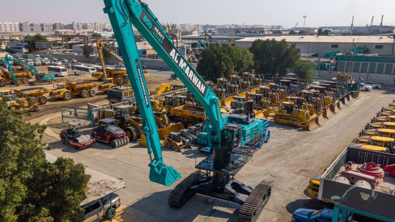 A Kobelco SK850 modificada pela Al Marwan, em Sharjah, vira escavadeira anfíbia e de plataforma alta para construir portos, cais e ilhas dentro da água.