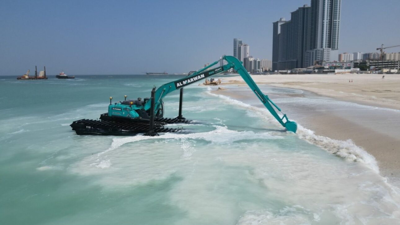 A Kobelco SK850 modificada pela Al Marwan, em Sharjah, vira escavadeira anfíbia e de plataforma alta para construir portos, cais e ilhas dentro da água.