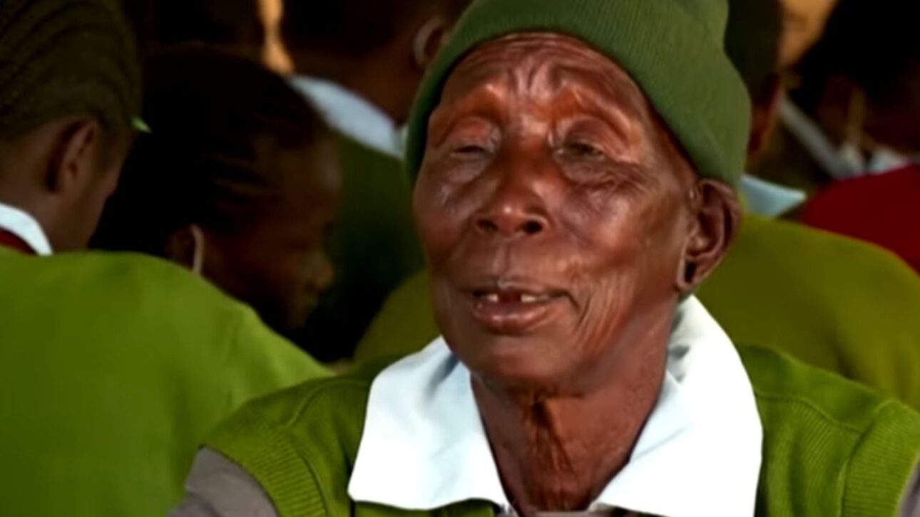 Priscilla Sitienei voltou à escola no Quênia como parteira aposentada e, aos 98 anos, sonhava ser médica. Uma história sobre educação sem limite de idade.