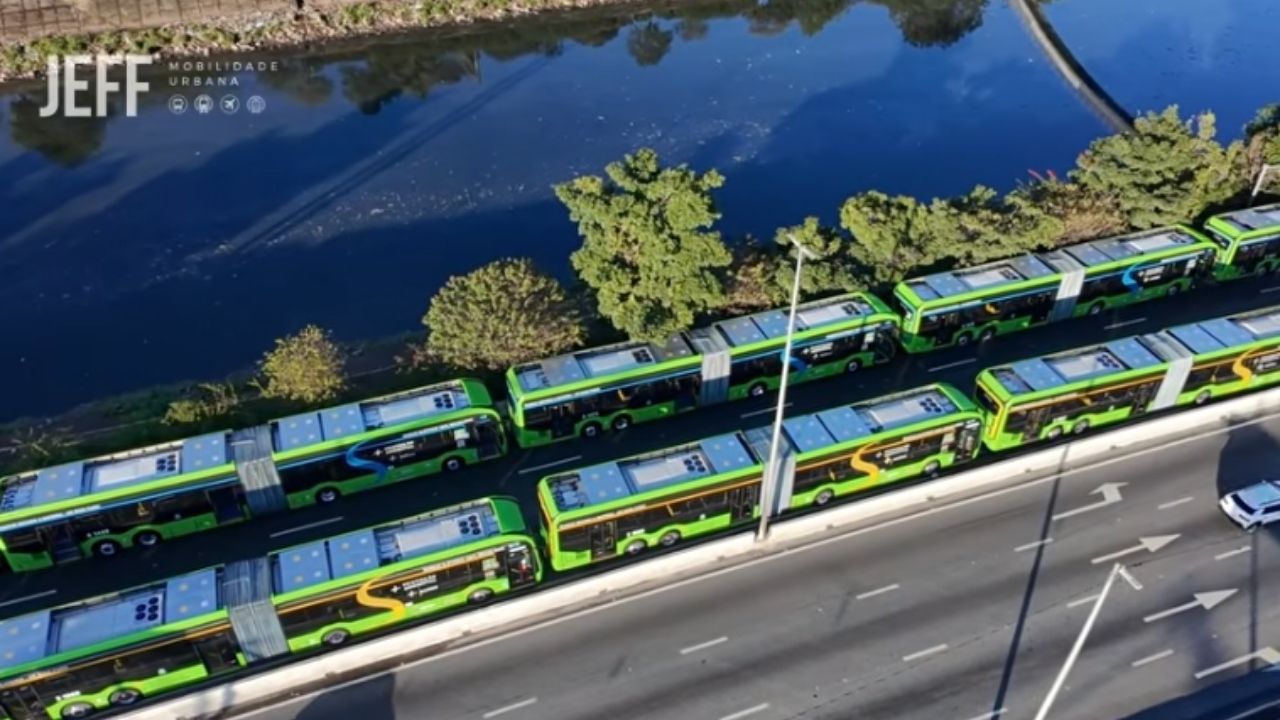 São Paulo exibe ônibus elétricos na Marginal Tietê e muda transporte público ao cortar diesel e emissões.